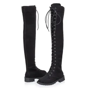 Detailansicht der schwarzen Overknee-Schnürstiefel aus Wildleder mit flacher Sohle