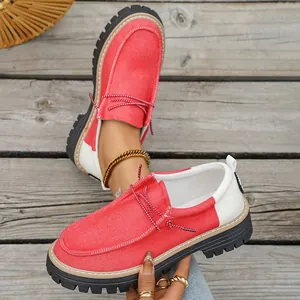 Détail rapproché des mocassins à plateforme en toile rouge et blanc à semelles