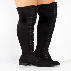 Detailansicht schwarzer Schnür-Overknee-Stiefel flach mit Wildleder-Oberfläche.