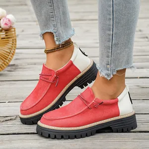 Vue détaillée des mocassins bicolores rouge et blanc pour femmes avec semelles crantées