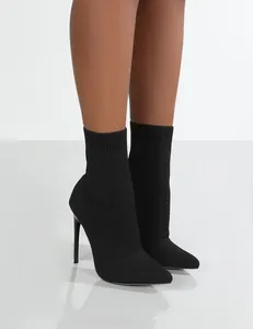 Detailansicht der schwarzen spitzen Stiletto-Socken-Stiefeletten für Damen mit Strick.