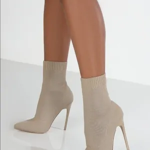 Detailansicht der beigefarbenen Stiletto-Sockenstiefel mit spitzer Zehenpartie