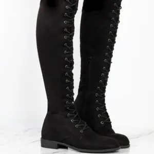 Klassische schwarze Wildleder Overknee-Stiefel mit flacher Sohle und Schnürung vorne