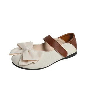 Vista detallada de zapato Mary Jane retro en color crema con lazo y correa de velcro