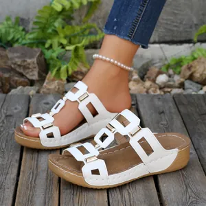 Detailweergave van witte platform sandalen voor dames met gesp en dikke zool ontwerp.