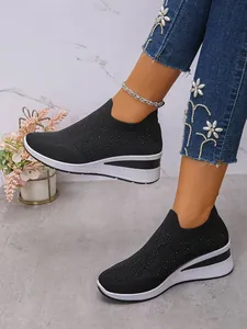 Detailansicht schwarzer Keilsneaker mit funkelnden Strasssteinen und Slip-On-Design