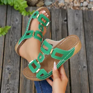 Gedetailleerd overzicht van groene platform sandalen met chique goudkleurige gespen