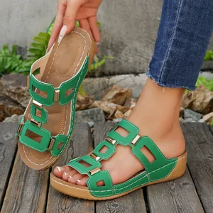 Detailweergave van groene sleehak sandalen voor dames met gouden gespen en plateauzool