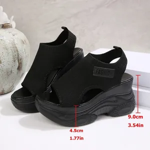 Stijlvolle zwarte fly-knit sleehaksandalen met dikke plateauzool en open teen design.