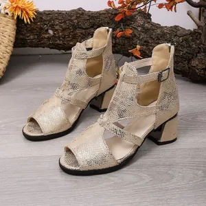 Elegante Damen Sandaletten mit Blockabsatz in champagnerfarbenem Schlangenmuster und Knöchelriemen