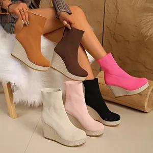 Modische bunte Keilabsatz-Sockenstiefel mit elastischem Strick und gewebter Plateausohle.