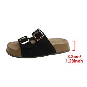 Λεπτομερής προβολή της πλατφόρμας ύψους 3,3 cm σε αυτά τα μαύρα σανδάλια με διπλή αγκράφα.