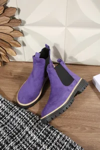 Eleganti stivaletti Chelsea in pelle scamosciata viola con suola spessa e inserti elastici