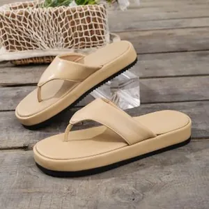 Chanclas con plataforma beige para mujer presentadas en tablas de madera rústica
