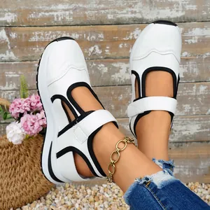 Sneaker Mary Jane bianche e nere con suola spessa e chiusura a strappo per donna.