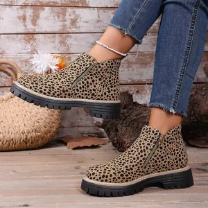 Stylische Stiefeletten mit Leopardenmuster, seitlichem Reißverschluss und dicker Profilsohle.