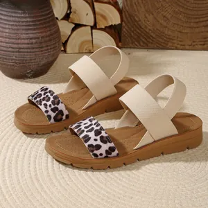 Vista dettagliata di sandali da donna con stampa leopardata e cinturini elastici beige