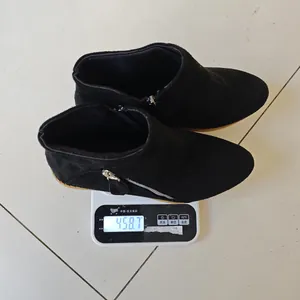 Weight measurement check for black pointed-toe suede ankle boots with side zipper at 458.7 grams