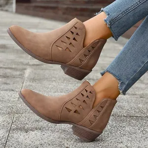 Detail der braunen klobigen Stiefeletten mit lasergeschnittenen Dreiecksmustern