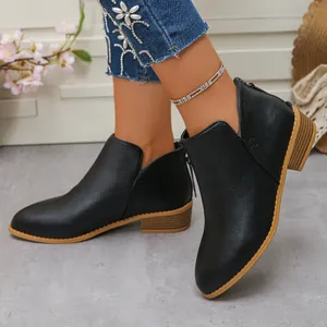 Bottines élégantes en similicuir noir à bout pointu, découpe en V et petit talon carré