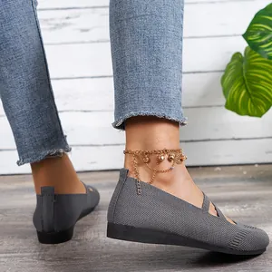 Gros plan détaillé de chaussures plates grises en maille avec bout rond confortable