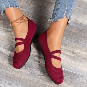 Détail de ballerines Mary Jane en tricot bordeaux confortables avec deux brides au pied