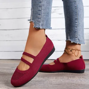 Vue détaillée des chaussures plates en maille bordeaux pour femmes avec un design à bout rond