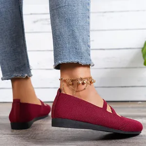 Gros plan de chaussures plates bordeaux en maille pour femmes avec un design confortable