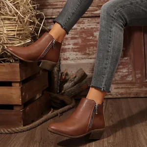 Elegante bruine enkellaarsjes met puntige neus, zijrits en stabiele blokhak schoenen