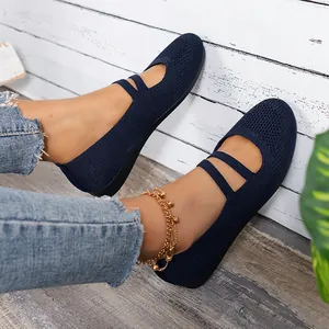 Ballerines Mary Jane en maille bleu marine respirantes pour femmes portées avec un jean