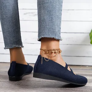 Gros plan de chaussures plates confortables bleu marine pour femmes avec bout rond