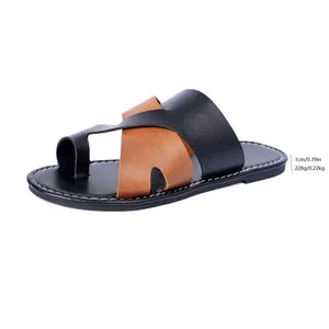 Detailansicht von flachen Damen-Zehentrenner-Sandalen mit schwarz-braunen Kreuzgurten