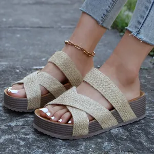 Detailopname van geweven platform sandalen voor dames met stijlvol kruisbandontwerp