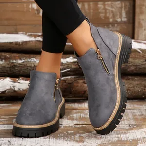 Bottines pour femmes en daim gris avec fermeture éclair latérale et semelle crantée.