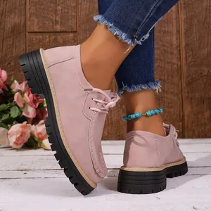 Vue détaillée des mocassins compensés en daim rose portés avec un jean et bijoux