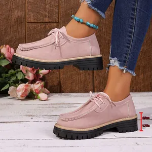Gros plan sur des mocassins roses à plateforme, talon de 4,5 cm et lacets féminins.