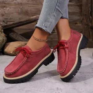Vue détaillée des mocassins à plateforme bordeaux pour femmes avec fond rustique.