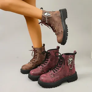 Détail de bottines Martin vintage avec breloques tête de mort et chaînes en métal