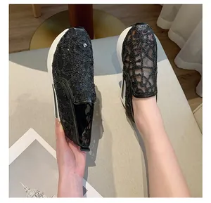Detailansicht der schwarzen Pailletten-Loafer für Damen mit atmungsaktivem Mesh und Keilabsatz
