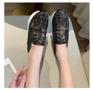Detailansicht von atmungsaktiven schwarzen Mesh-Schuhen für Damen mit Pailletten