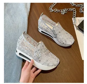 Nahaufnahme von silbernen Plateau-Sneakern aus Mesh für Damen mit Glitzerpailletten