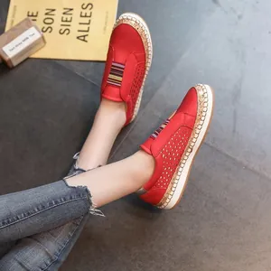 Baskets décontractées rouges pour femmes avec détails perforés et bande élastique.