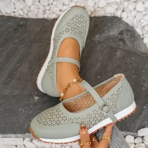 Elegantes zapatos planos Mary Jane para mujer en verde claro con diseño calado.