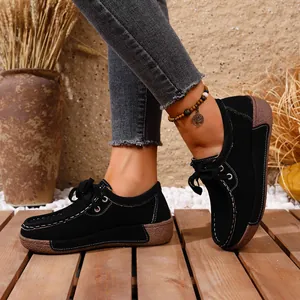 Κοντινό πλάνο από μαύρα δερμάτινα PU casual παπούτσια με πλατφόρμα και κορδόνια