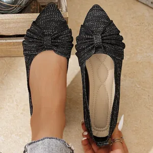 Detailansicht schwarzer Glitzer-Ballerinas mit Schleife und weicher Innensohle