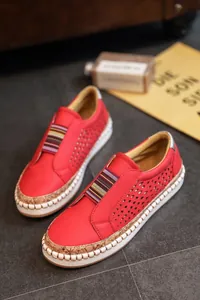 Chaussures décontractées rouges pour femmes avec bande élastique et motif ajouré