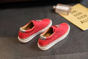 Vue de détail de chaussures décontractées rouges perforées avec semelle blanche