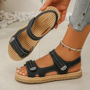 Eleganti sandali neri con plateau, design traforato e suola intrecciata per l'estate