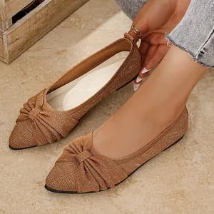 Nahaufnahme stilvoller brauner Strick-Ballerinas für Damen mit dekorativem Frontknoten.