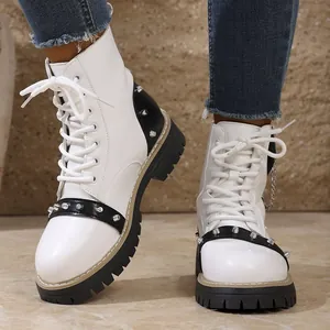 Bottines à plateforme blanches et noires pour femmes avec rivets et chaîne argentés